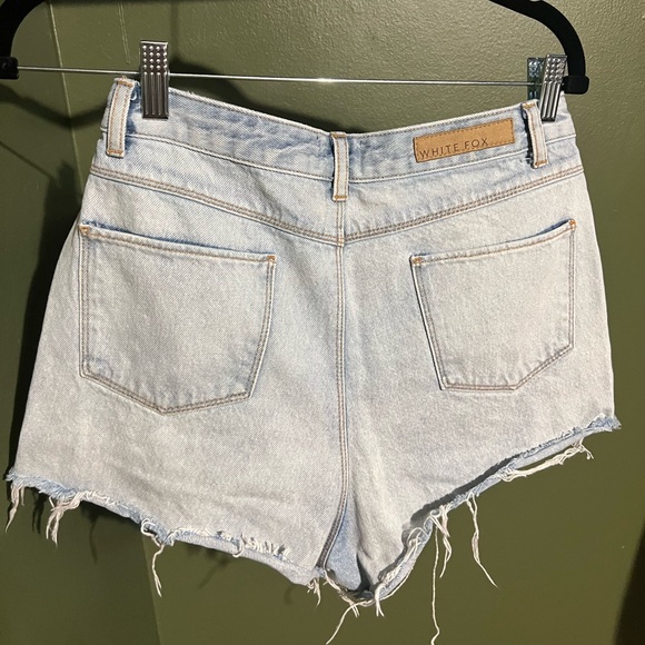 🌟 White Fox Boutique Trouble Distressed Shorts Light Blue - M 🌟 - Picture 5 of 5